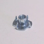 bútor szerelvények kivetőpántok