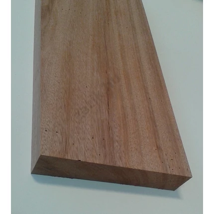Gombe mahagóni fűrészáru hobbyfa 47x200-220x800-850 mm szélezett szárított GOM1
