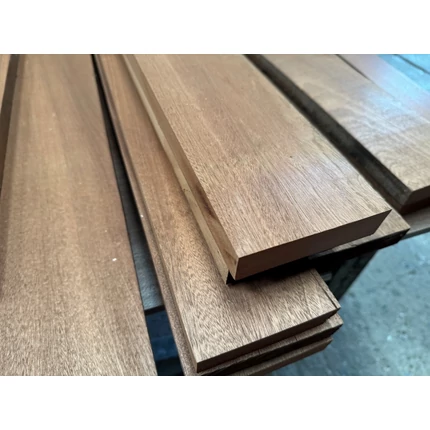 Sapelli mahagóni fűrészáru hobby fa 26x 90-100x800-1000 mm szárított szélezett ROM