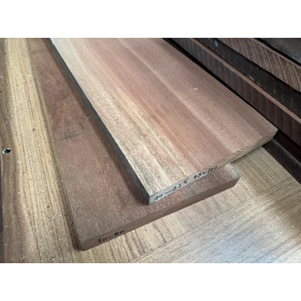 Sapelli mahagóni fűrészáru hobby fa 26x200-225x900-1000 mm szárított szélezett ROM